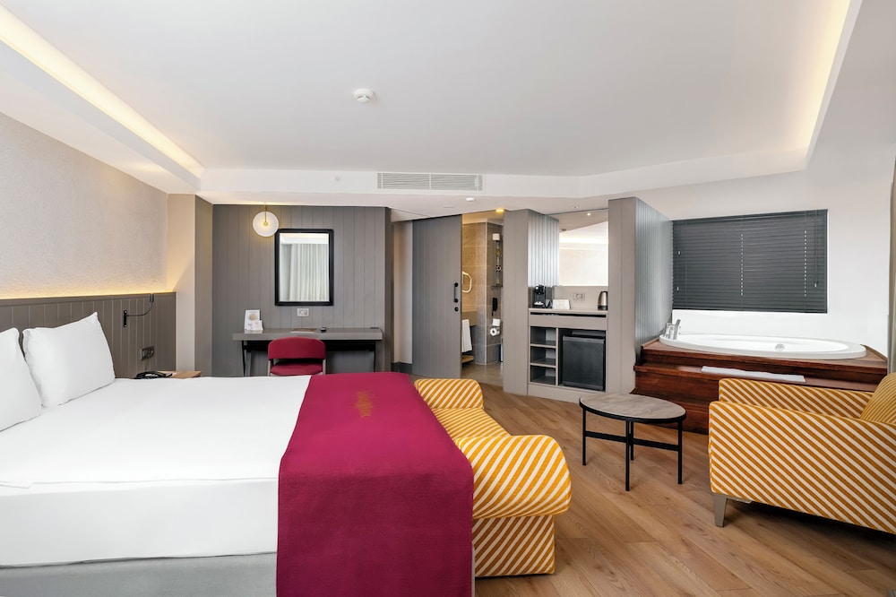 Deluxe, Murphy Bed, Queen Bed