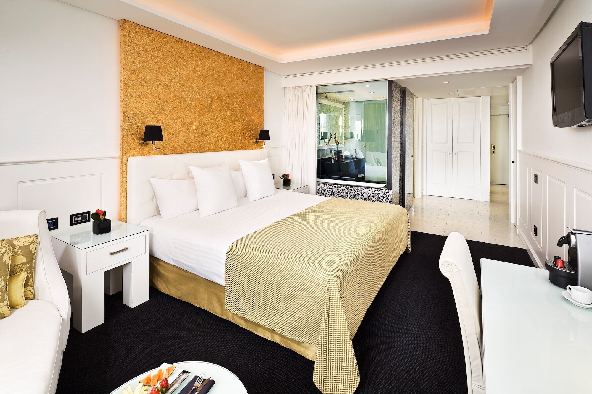 Red Level, Premium, 1 King and 1 Single Beds