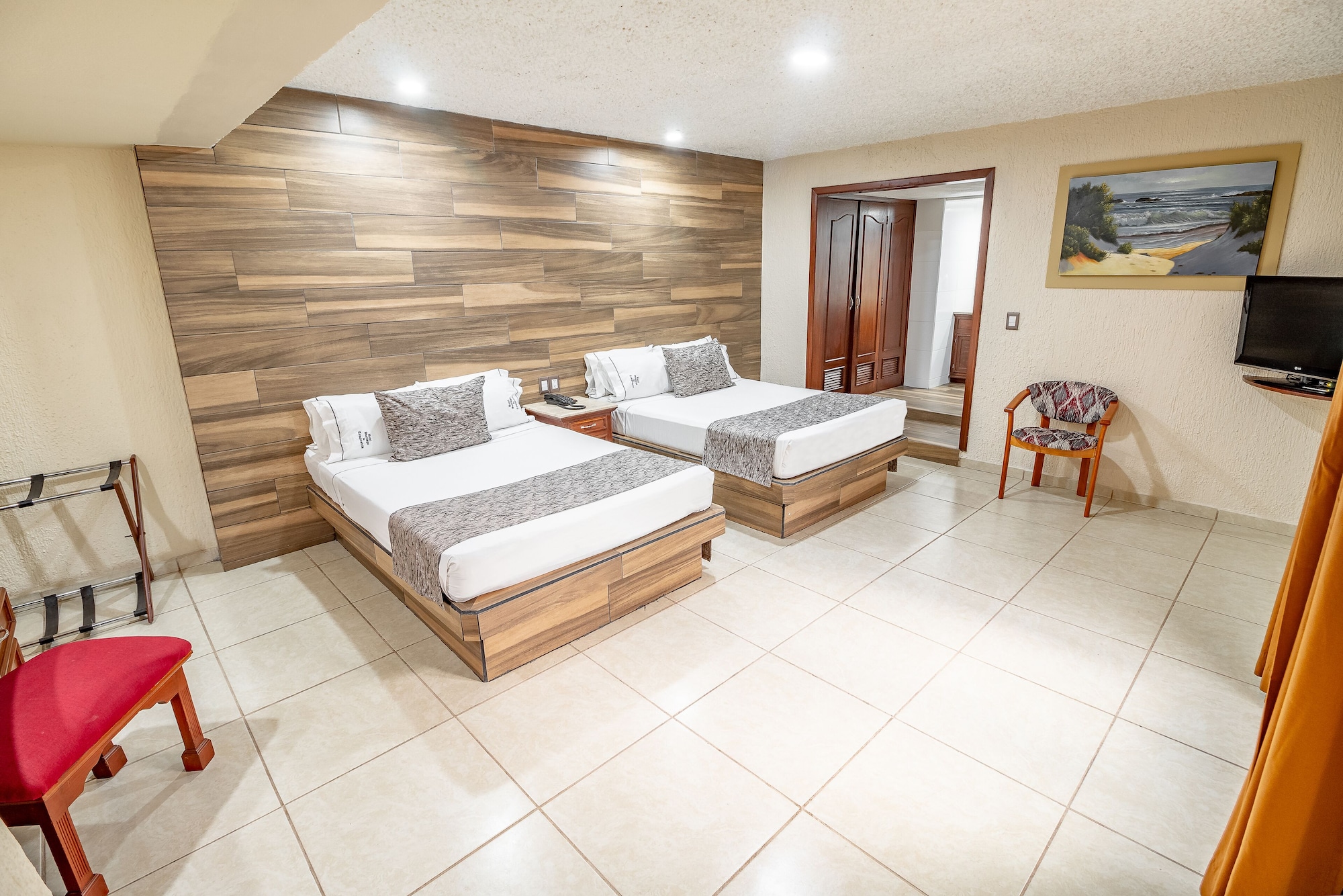 STANDARD, QUADRUPLE, 2 DOUBLE BEDS