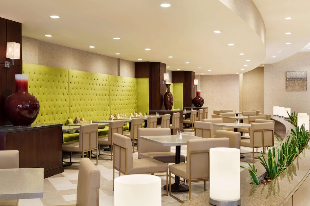Embassy Suites by Hilton Los Angeles Glendale 53/54