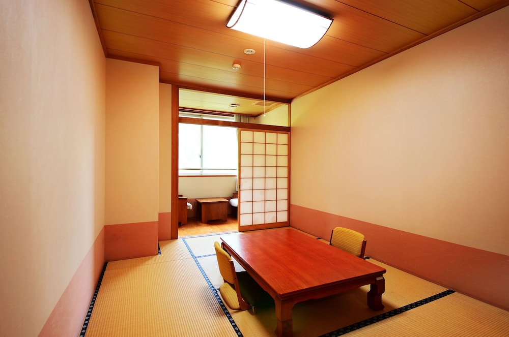 JAPANESE, TWIN BEDS, SHARED BATHROOM