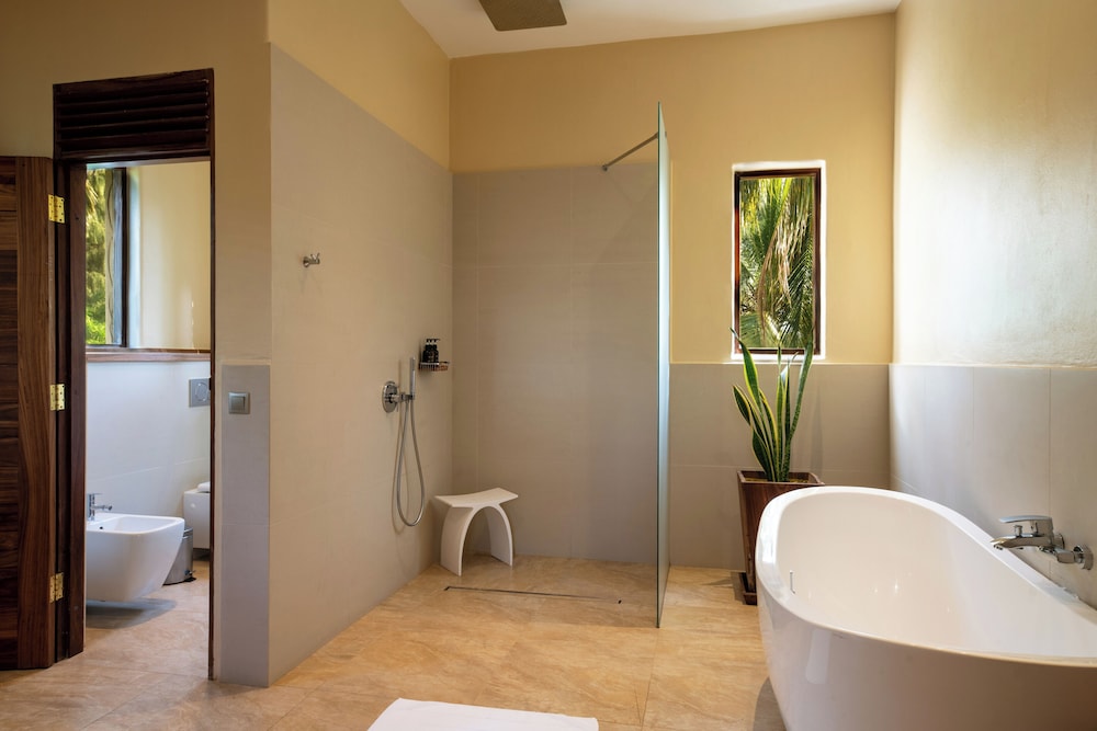 Deluxe, King Bed, Hot Tub, Zanzibar White Sand Luxury Villas Spa 5/9