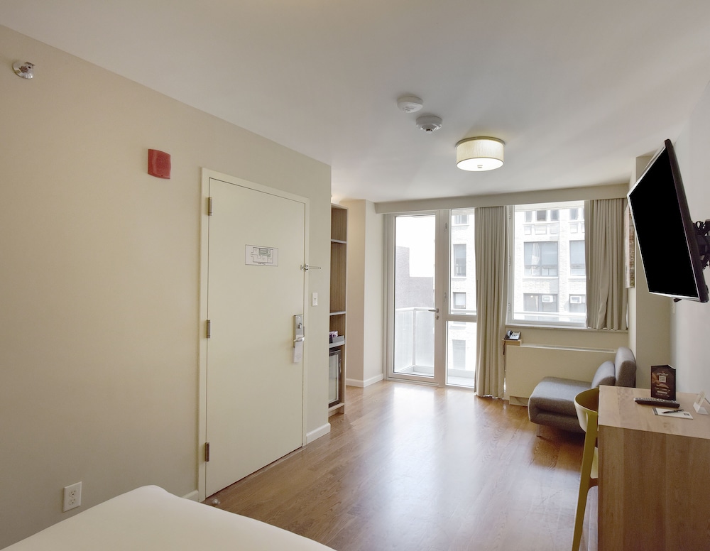Hotel 32 32 35/78
