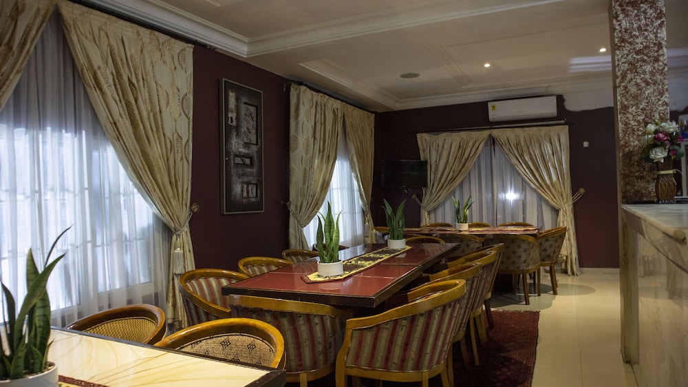 His Majestys Hotel 33/37