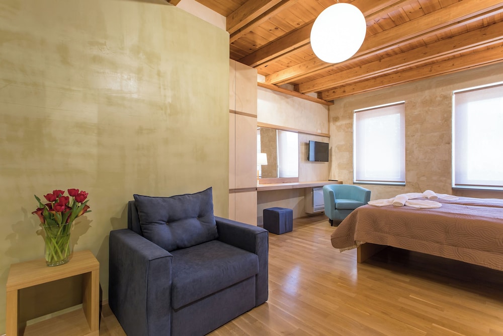 Polixenys Suites 30/46