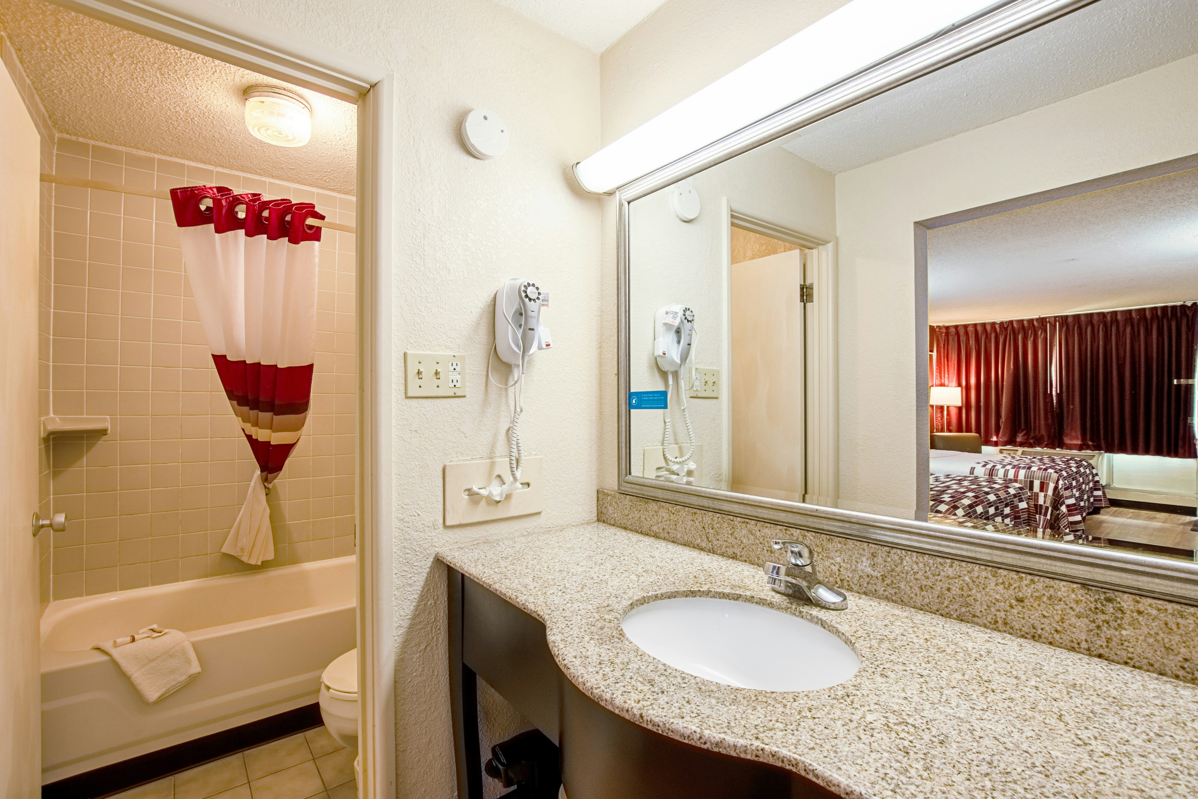غرفة سوبيريور بسرير كوين بمطبخ صغير، Red Roof Inn & Suites Battle Creek 4/7