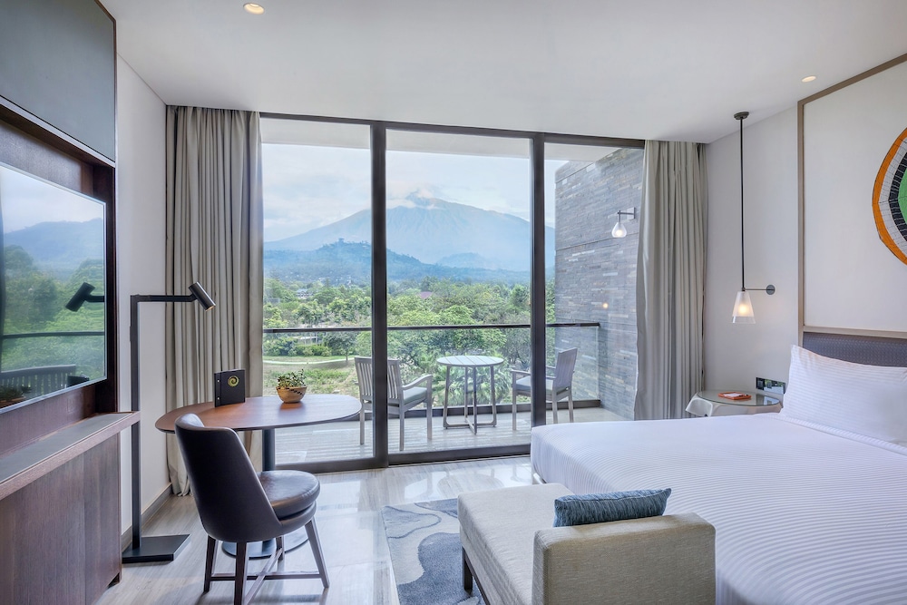 2 Bedrooms, Red Level, Junior Suite, King and Twin Beds