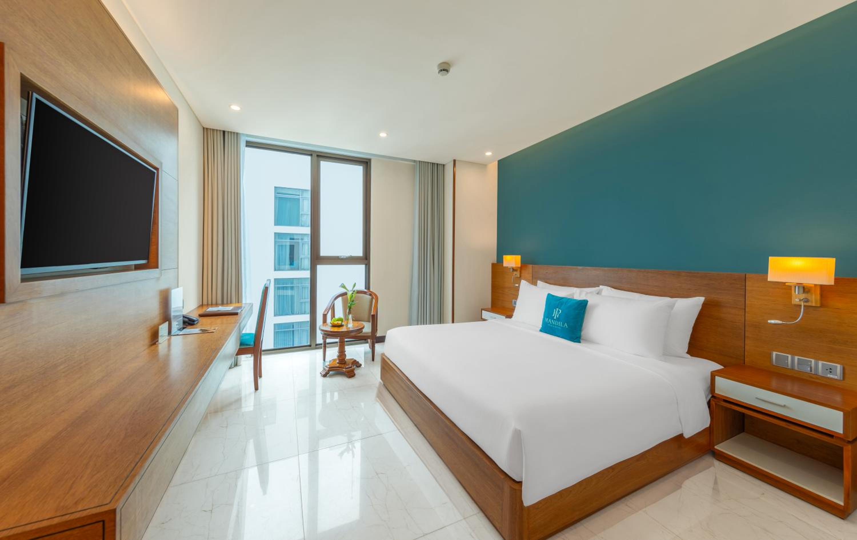 غرفة ديلوكس بسرير كينج وسرير كوين بإطلالة جزئية على البحر، Mandila Beach Hotel Danang 2/5