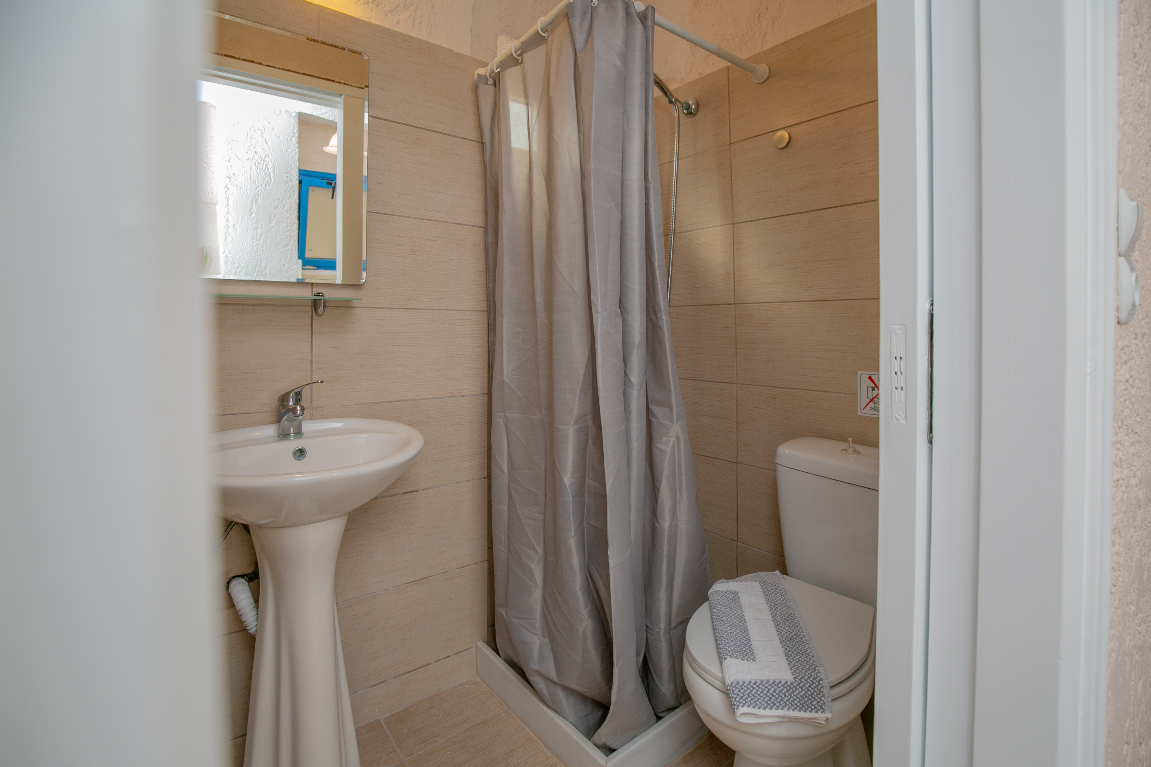 Mareva Apartments 24/25
