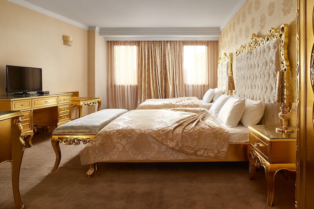 Gold Hotel 13/67