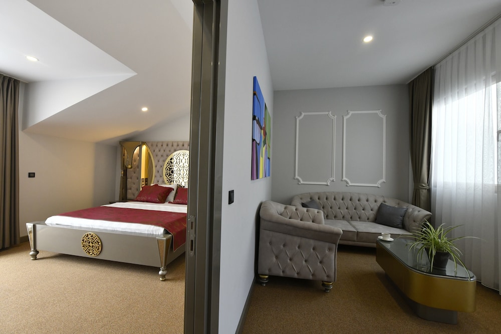 SUITE, KING BED