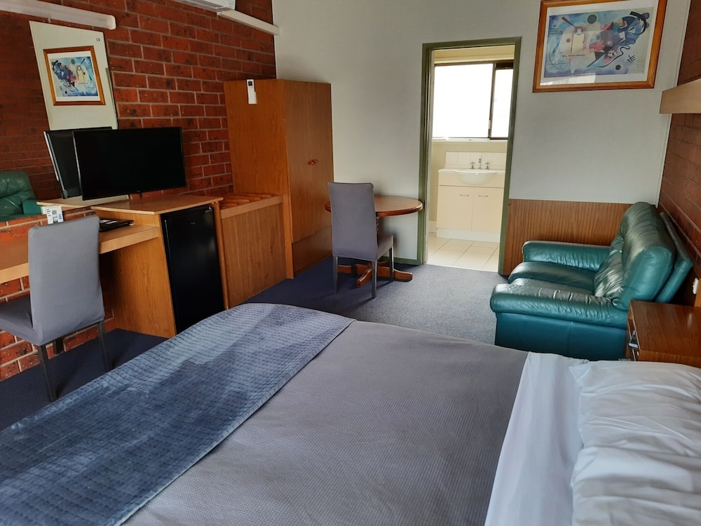 THE ABBOTSWOOD MOTOR INN 20/36
