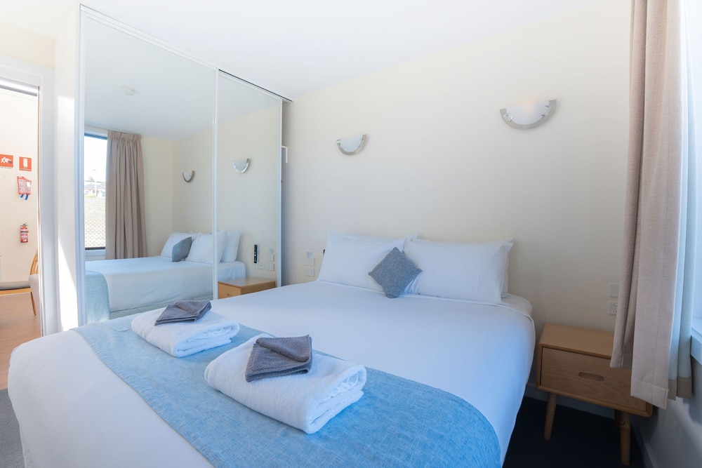 2 Bedrooms, Apartment, Queen and Twin Beds