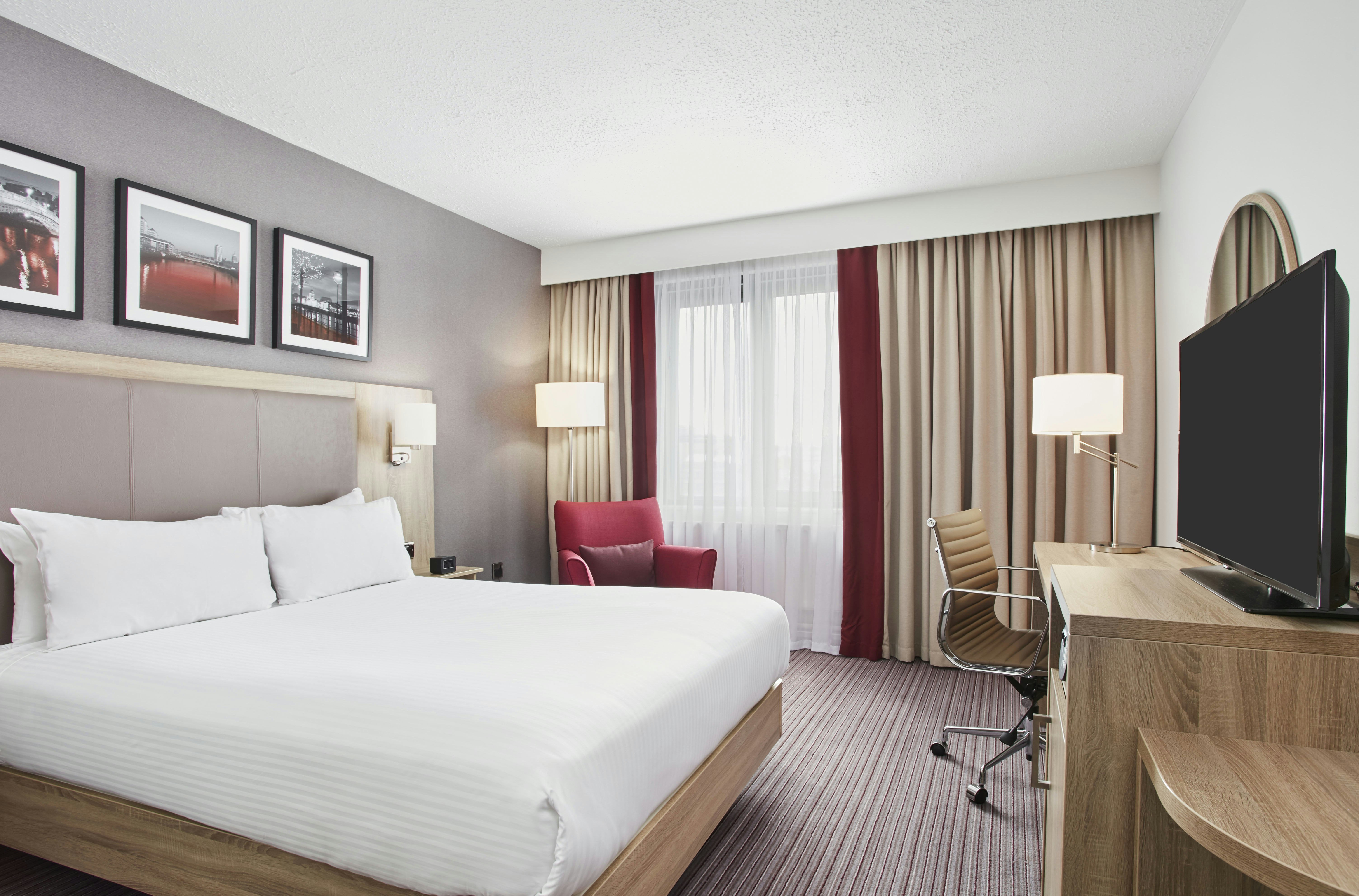 ROOM, QUEEN BED