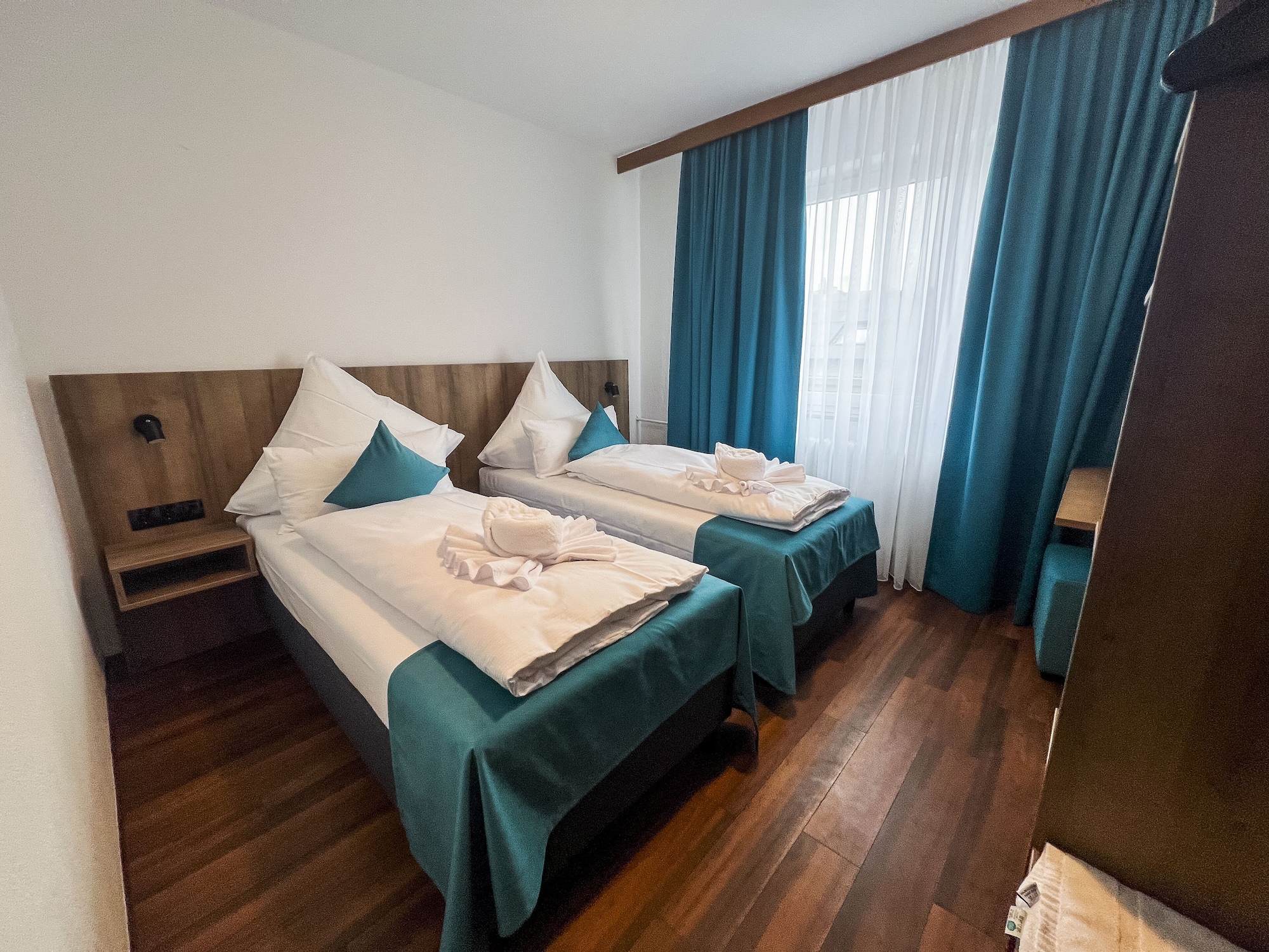 DELUXE, TWIN BEDS