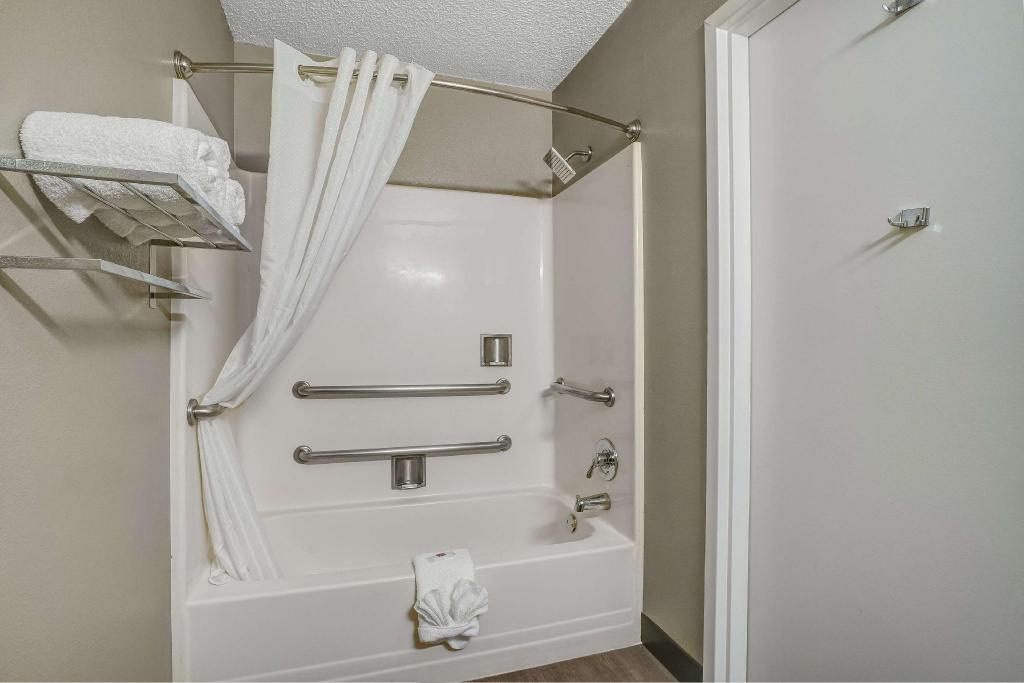 2 Full Beds Mobility Accessible Tub Nsmk، Motel6 Texarkana, AR 6/6
