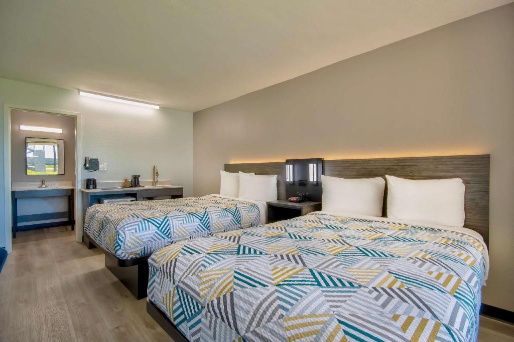 2 Full Beds - Non-Smoking, Kitchen