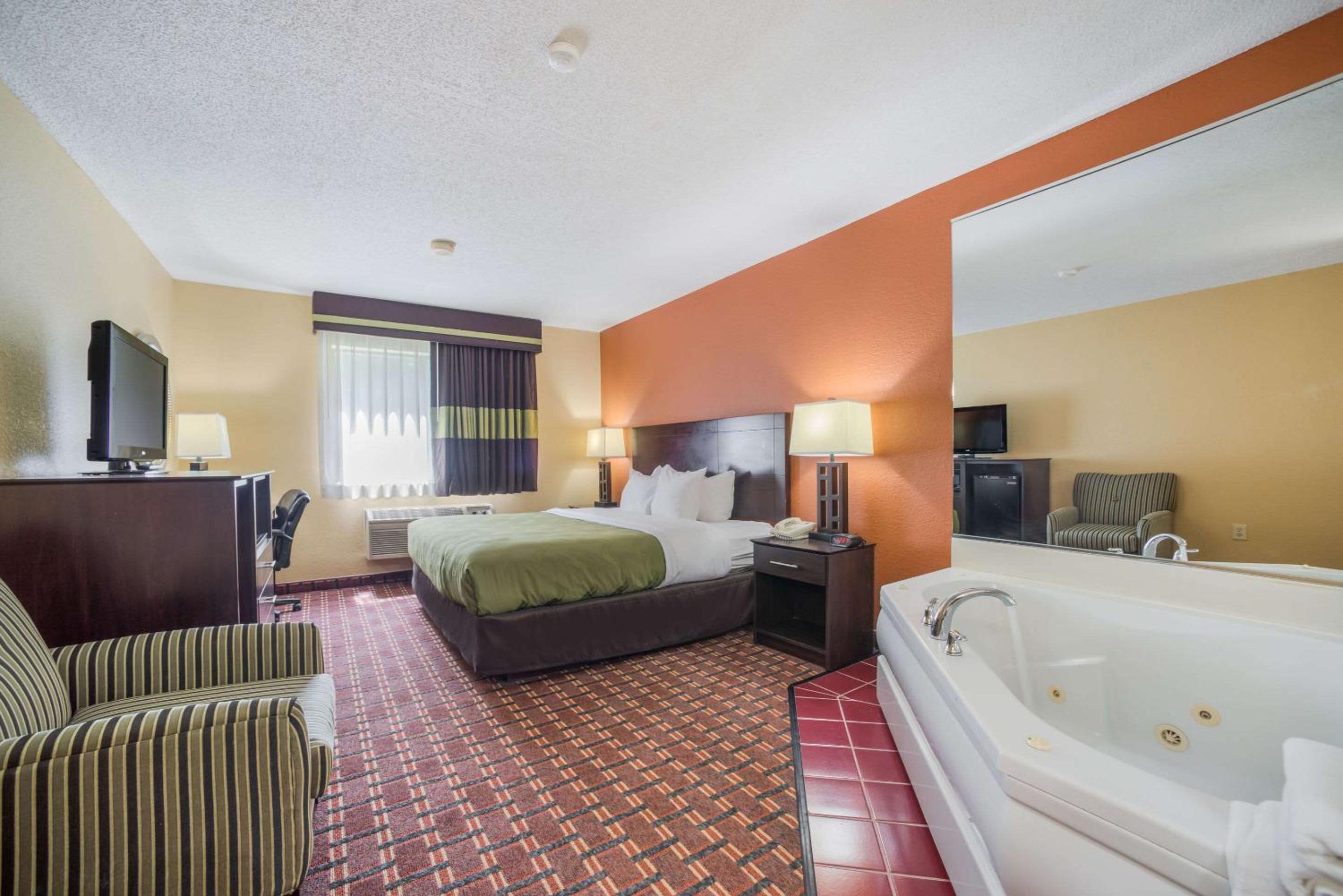 غرفة كبيرة بسرير كينج بحوض جاكوزي، Quality Inn O'Fallon IL - St. Louis 2/5