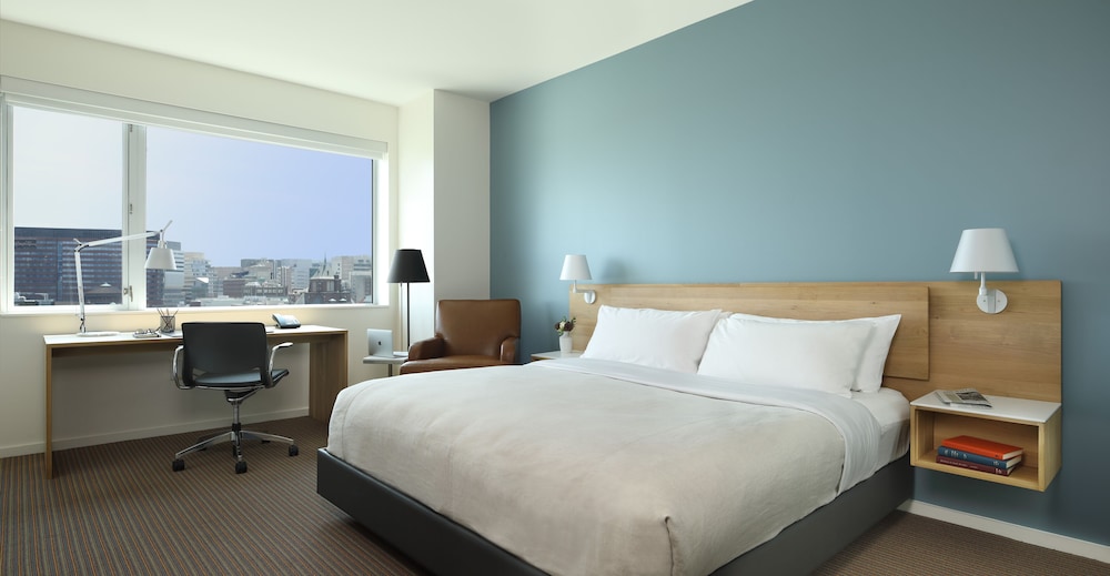 SIGNATURE, SUITE, KING BED, KITCHEN