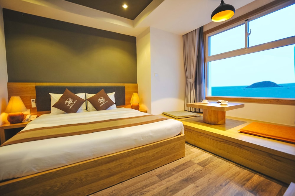 DELUXE, KING BED, SEA VIEW