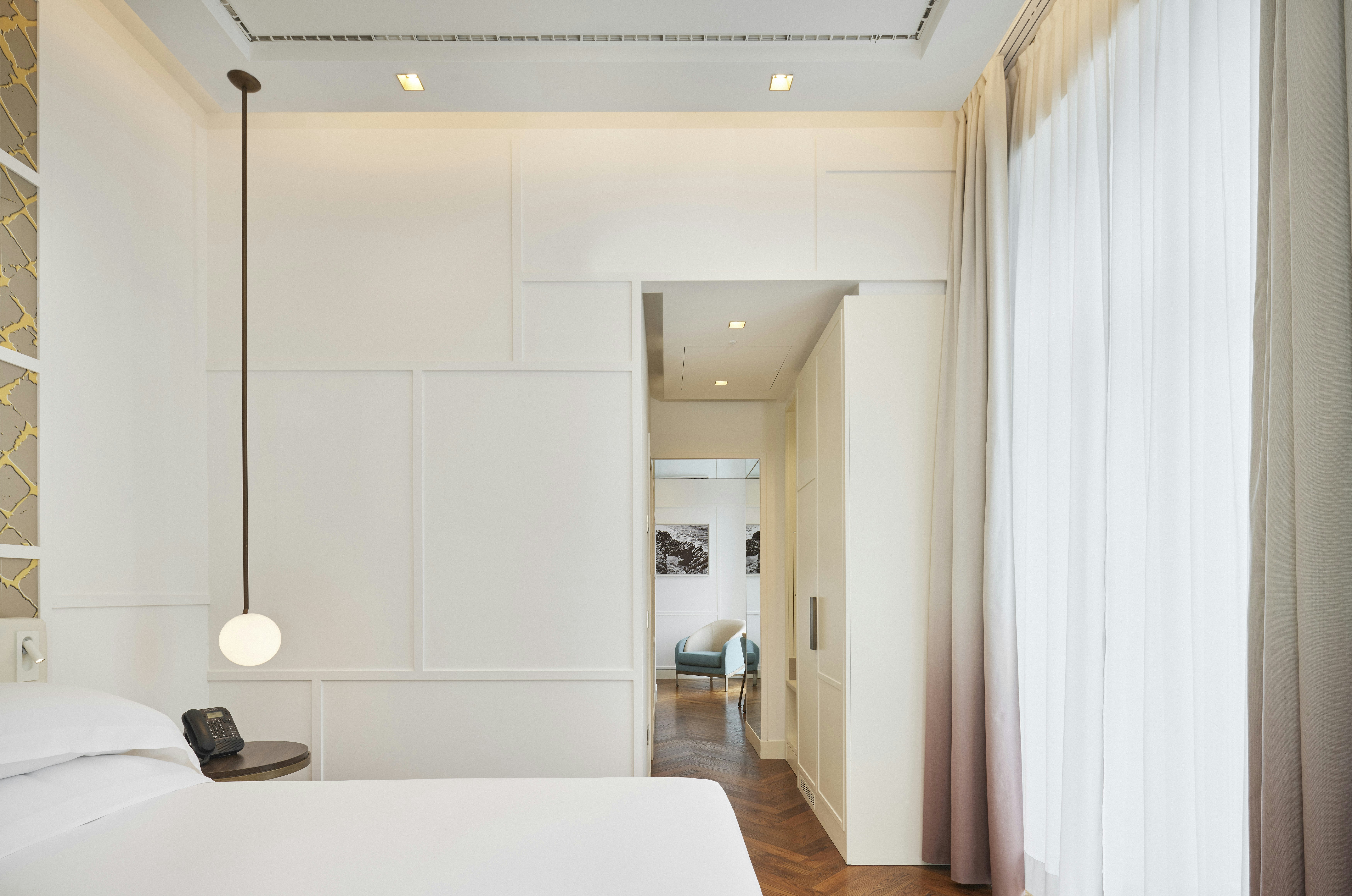 جناح جونيور بسرير كينج بإطلالة على البحر بشرفة، De Bonart Naples, Curio Collection by Hilton 4/4