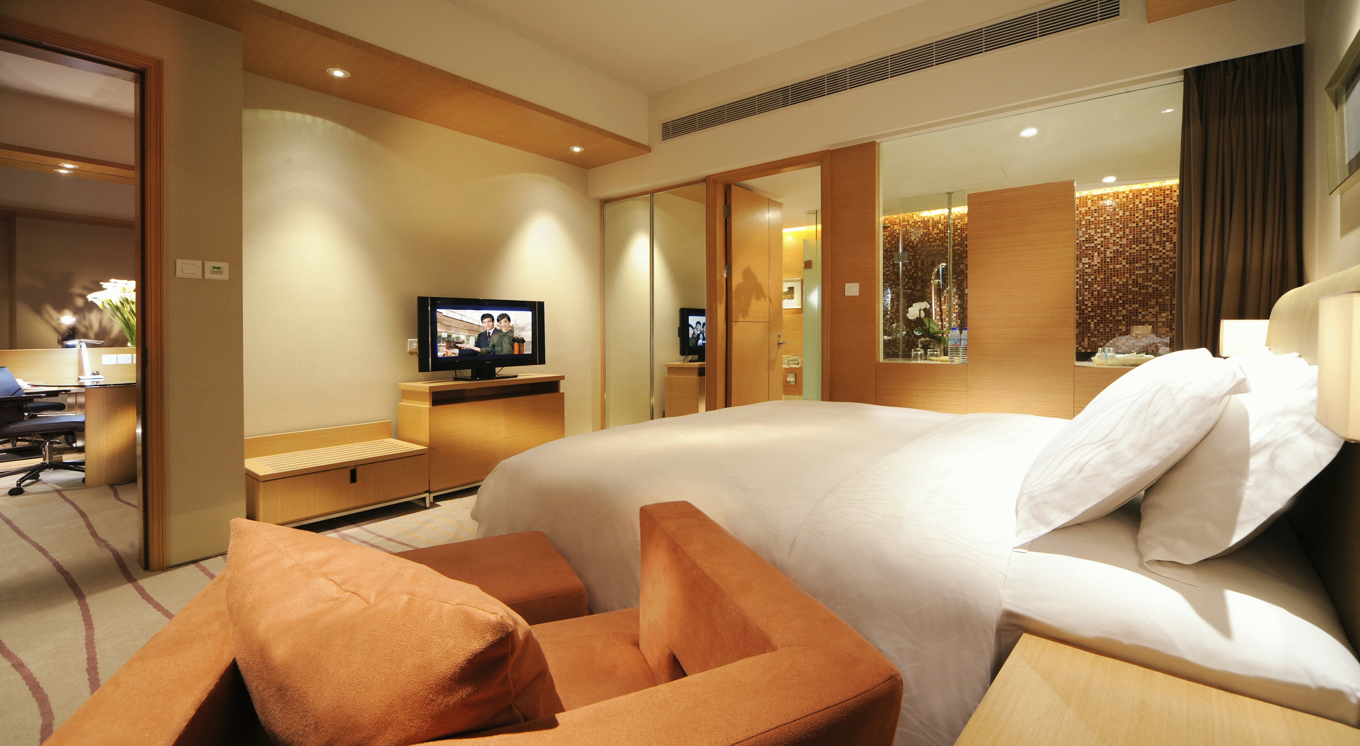 New World Wuhan Hotel 24/70