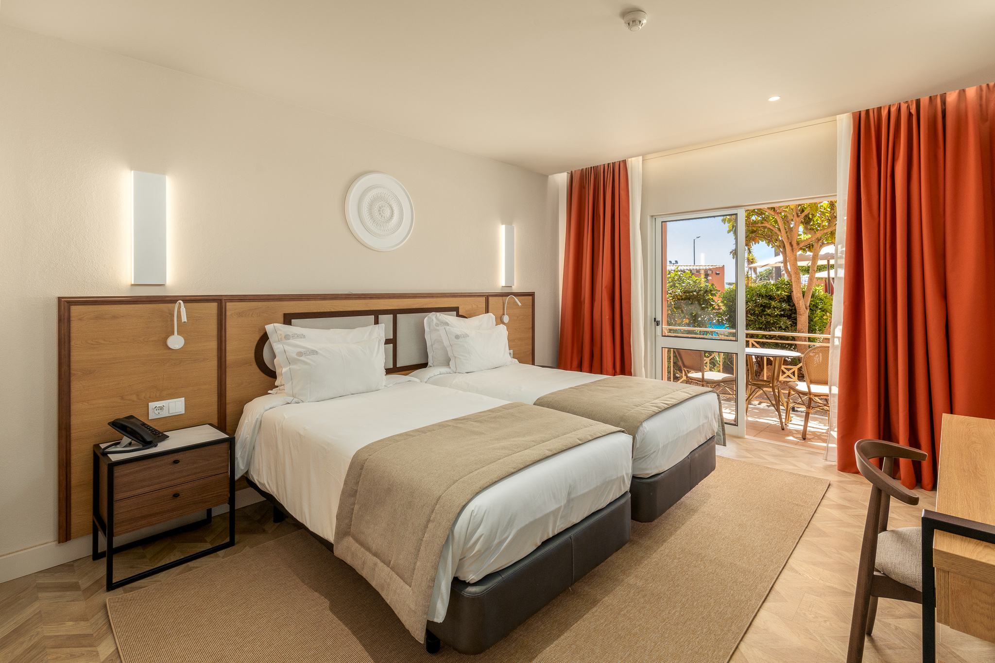 Room, Twin Beds, Garden and Pool View، Belavista da Luz 2/5