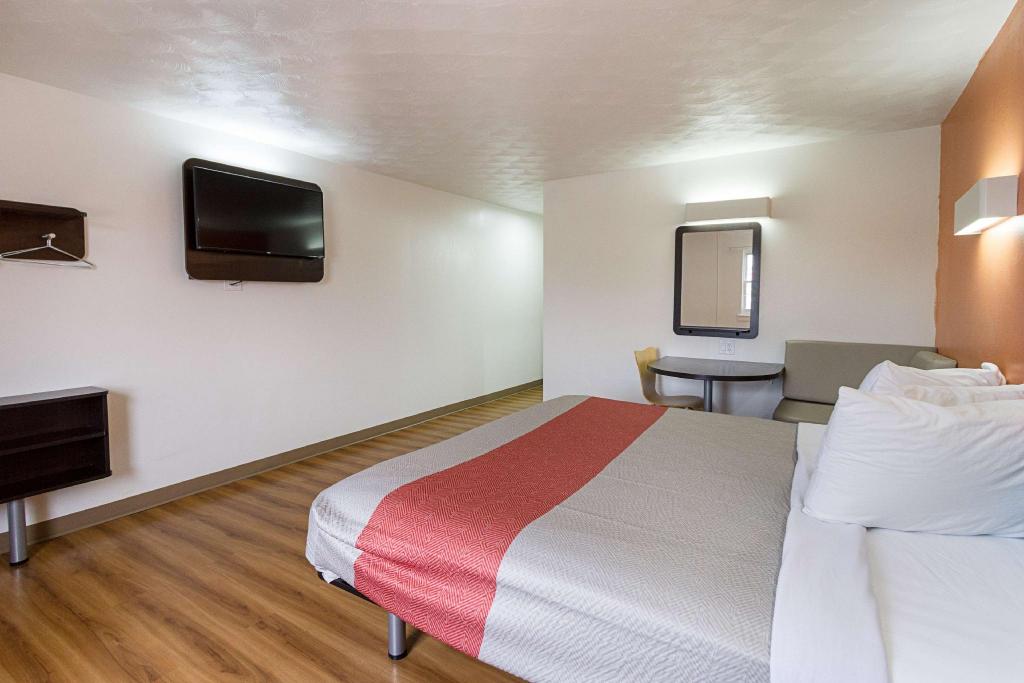 1 King Bed - Mobil Access Tub Nsmk Micfridg