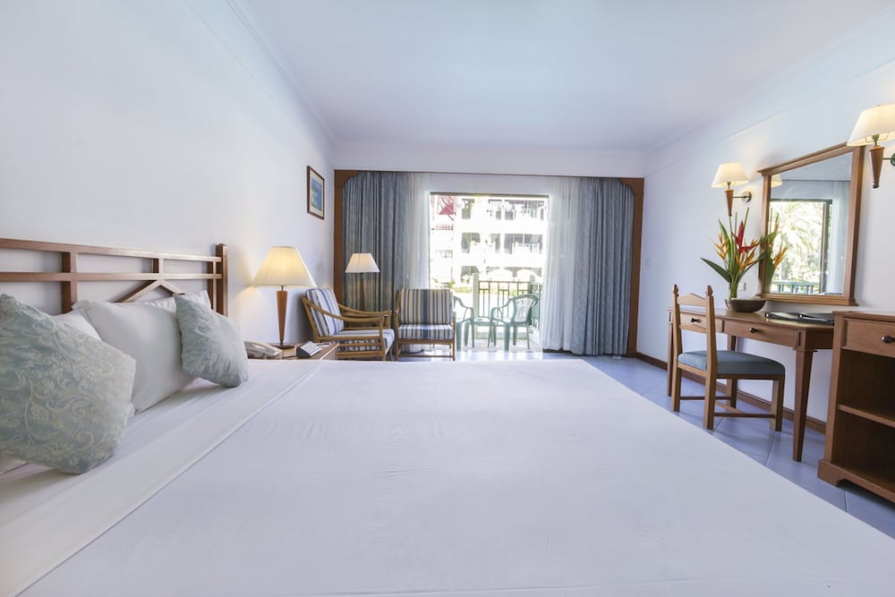 Amora Beach Resort Phuket 33/75