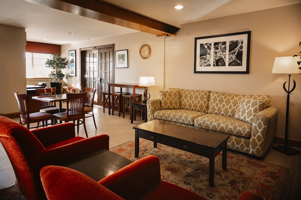 Travelodge Suites by Wyndham Regina / Eastgate Bay 45/71