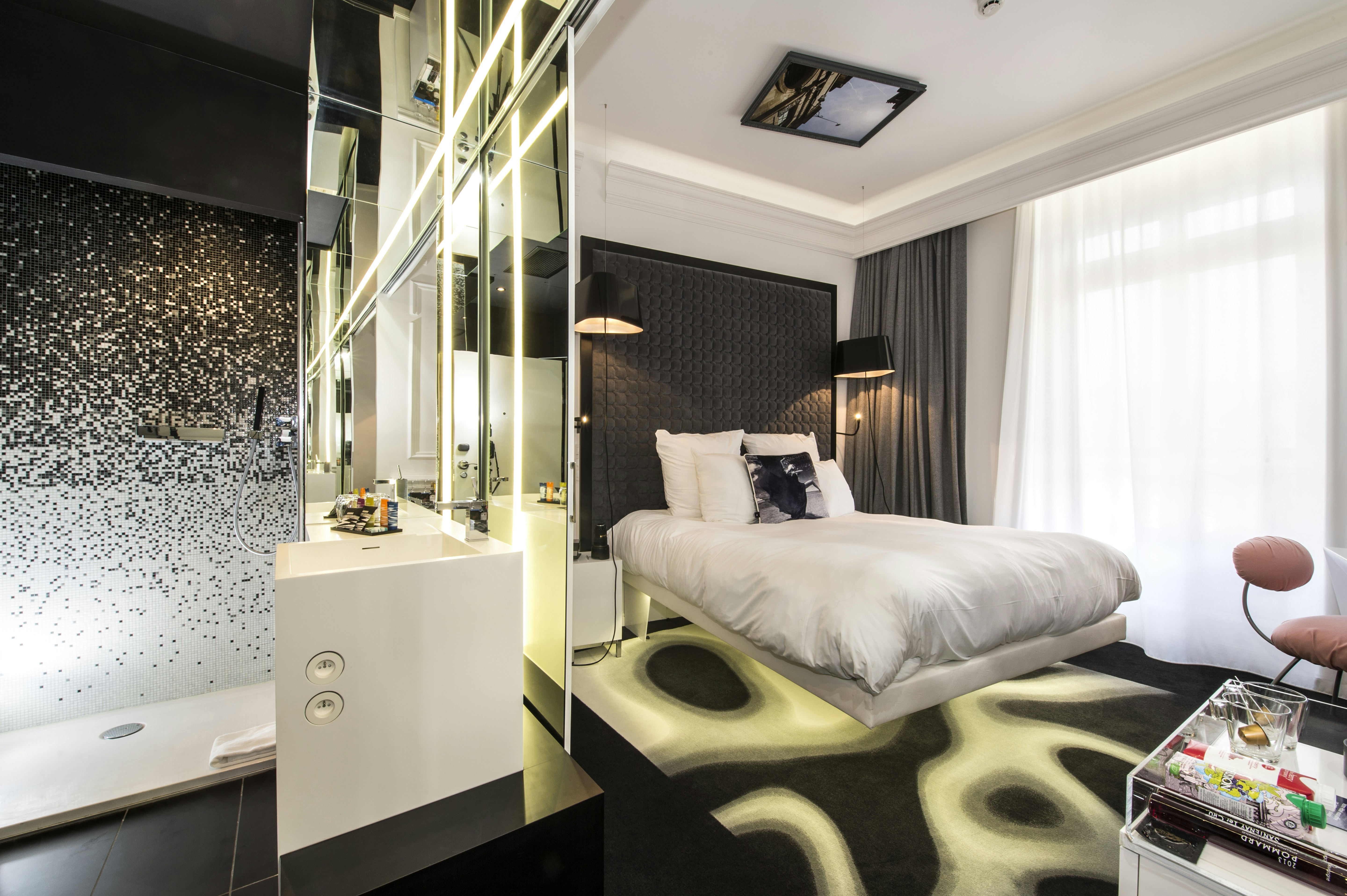 Vertigo Hotel 3/25
