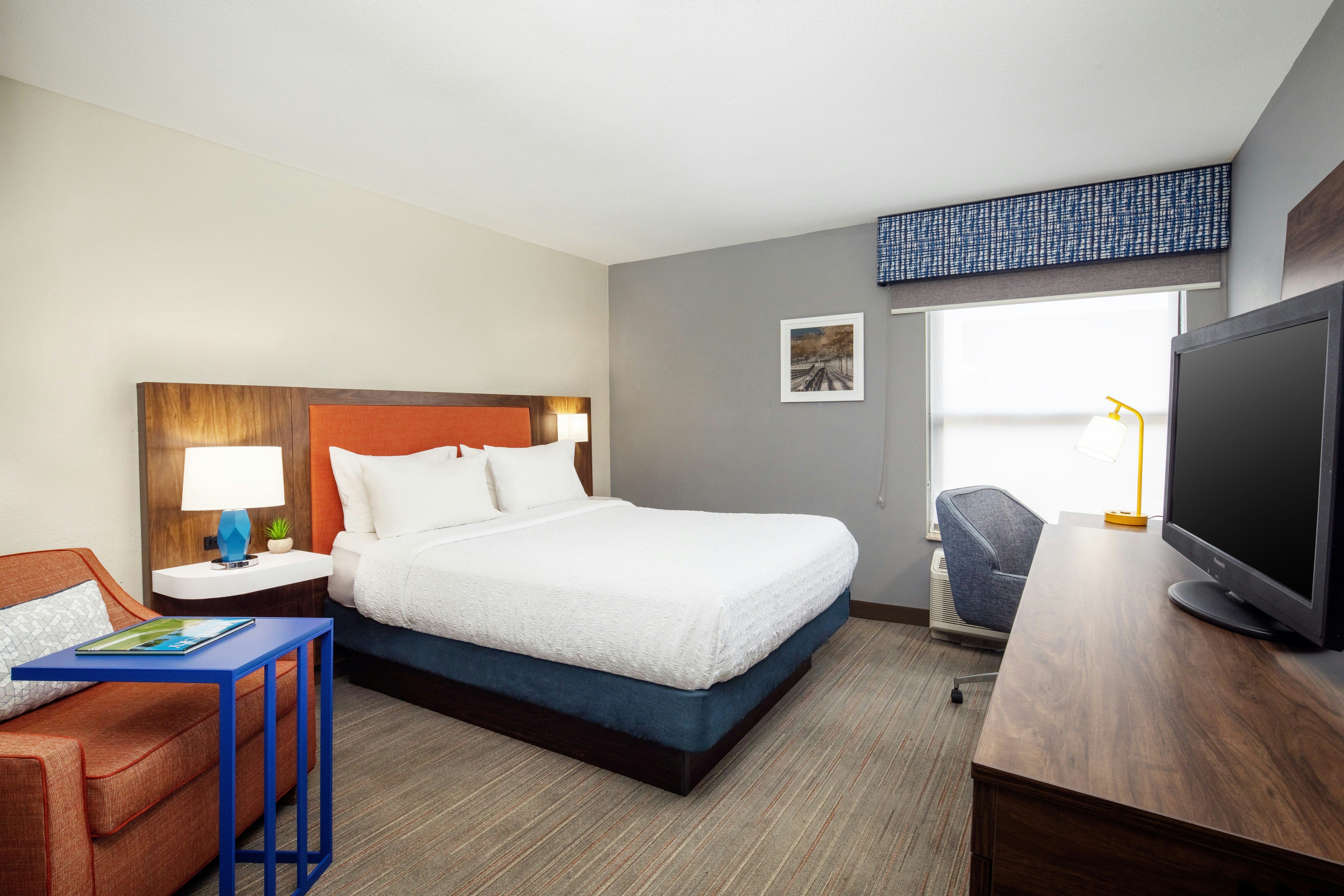 ROOM, QUEEN BED