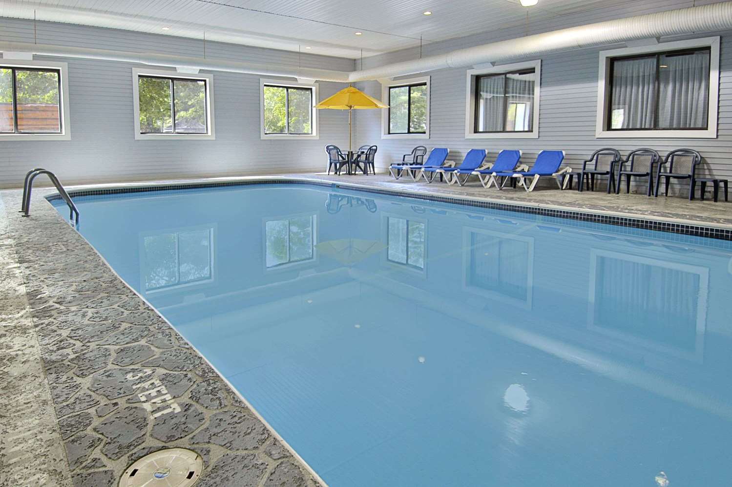 Super 8 By Wyndham Bridgeview Of Mackinaw City 16/27