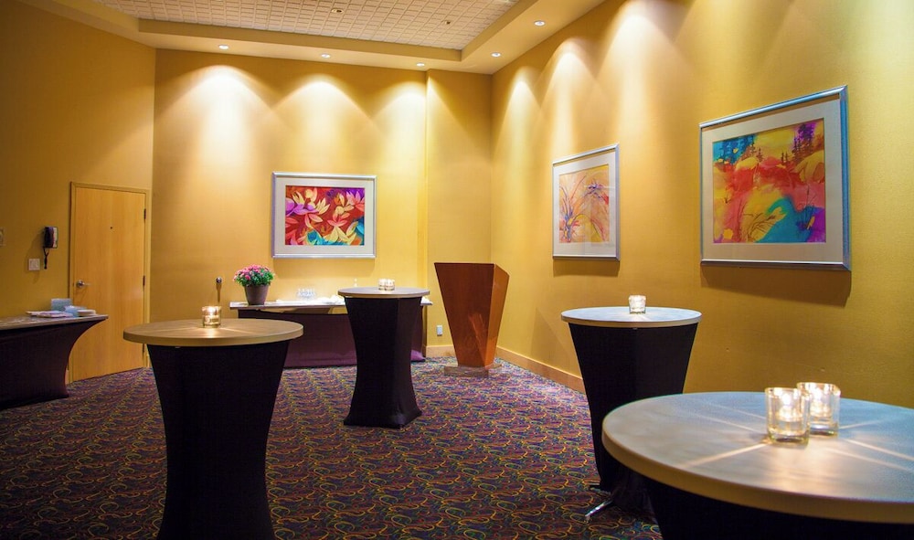 iHOTEL & Conference Centre Red Deer 53/57