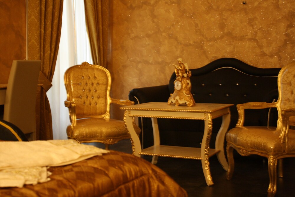 Pope's Suites 31/50
