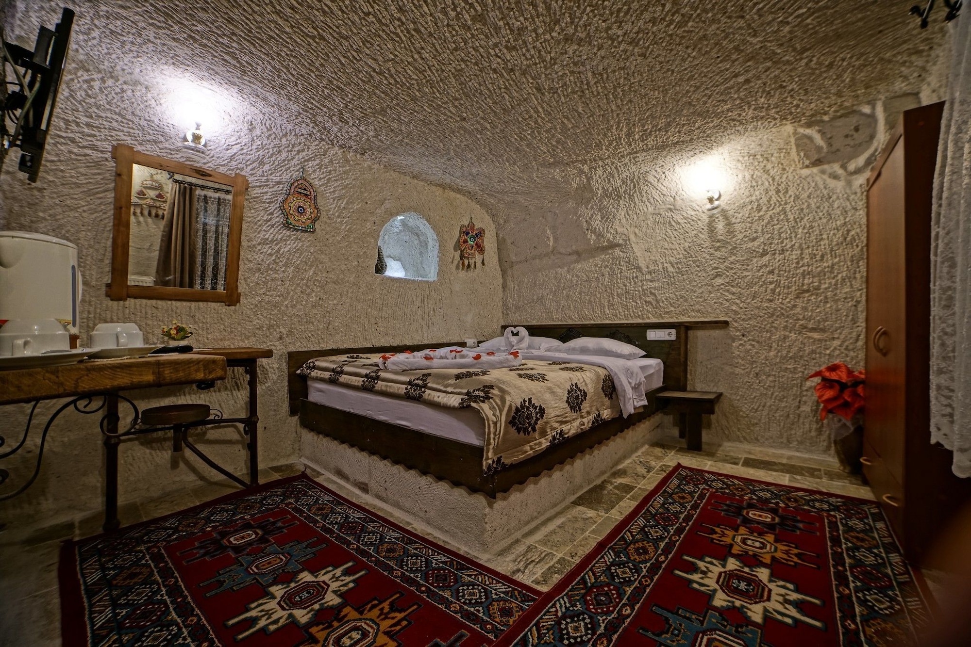 Cave, Queen Bed