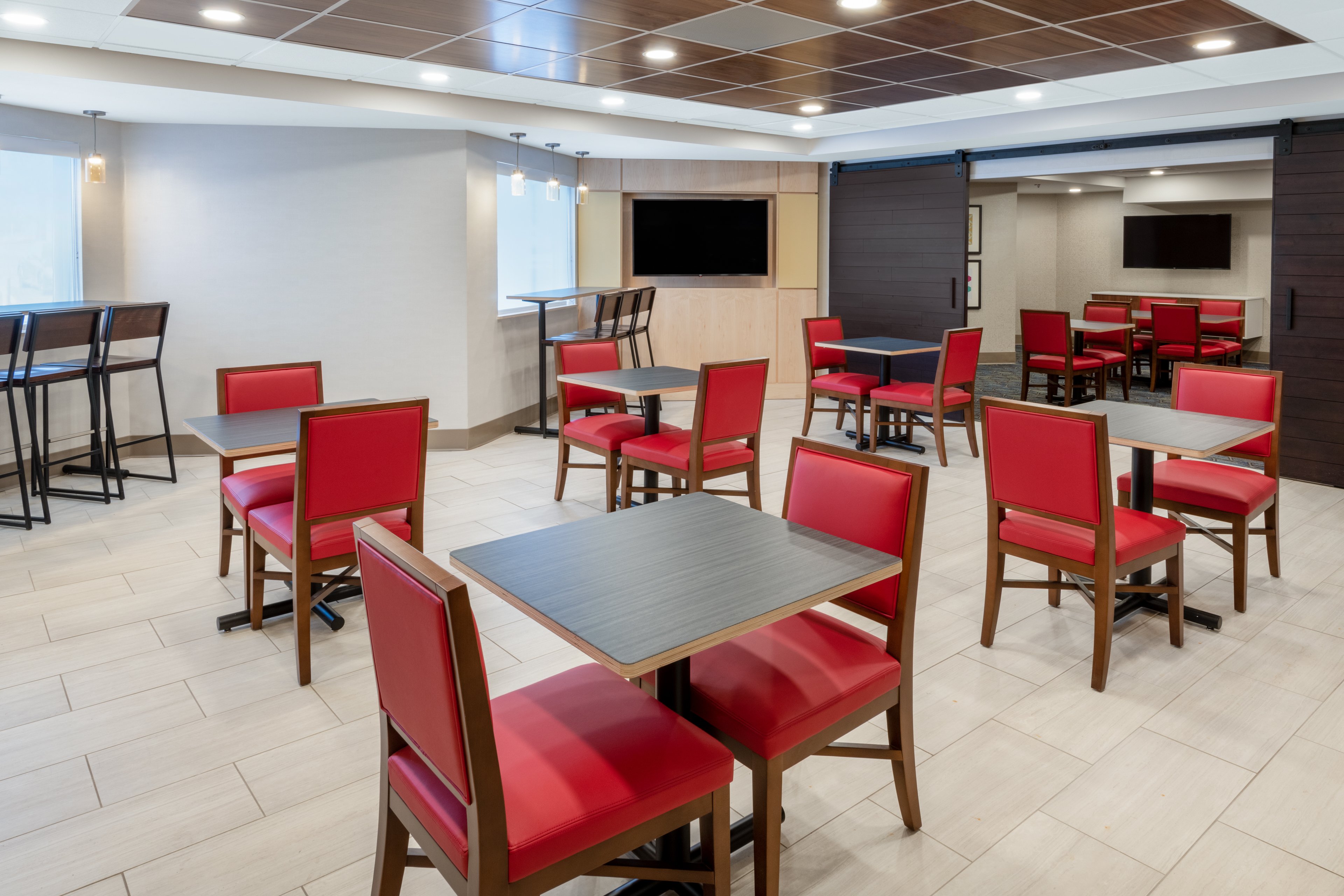 Holiday Inn Express Colorado Springs(Airport) 46/55