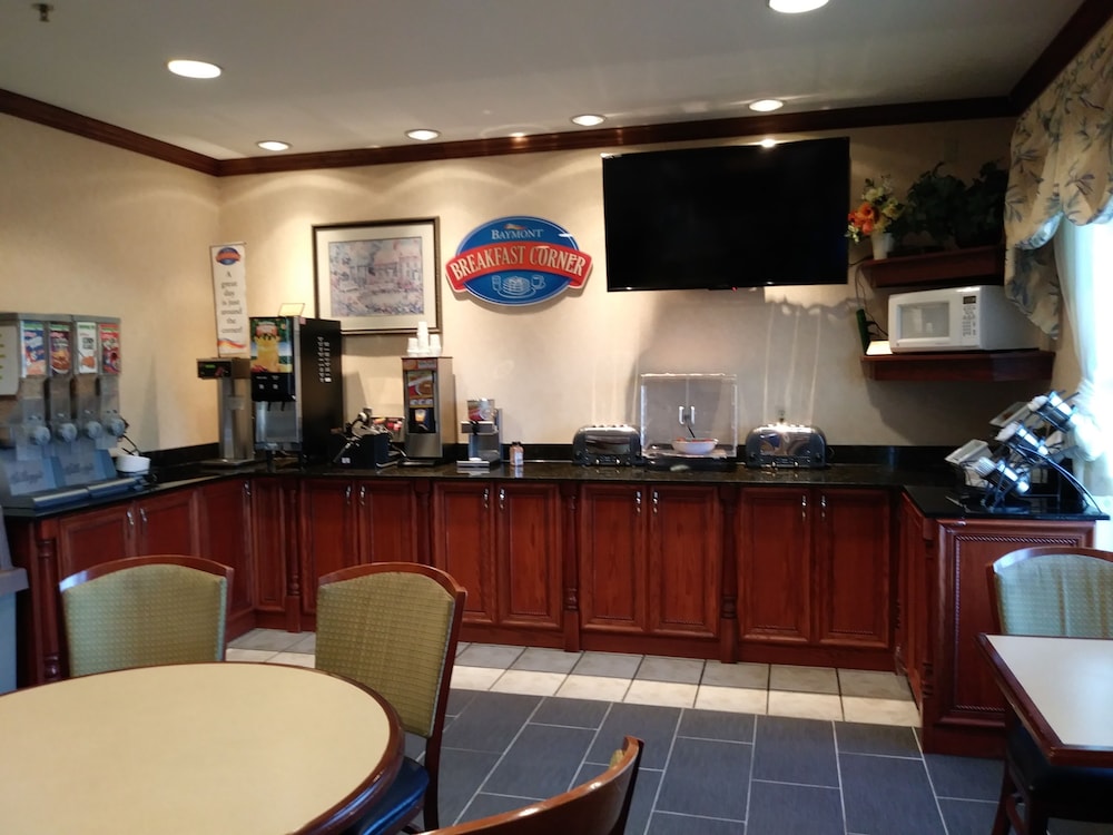 Baymont by Wyndham Waterford/Burlington WI 38/43