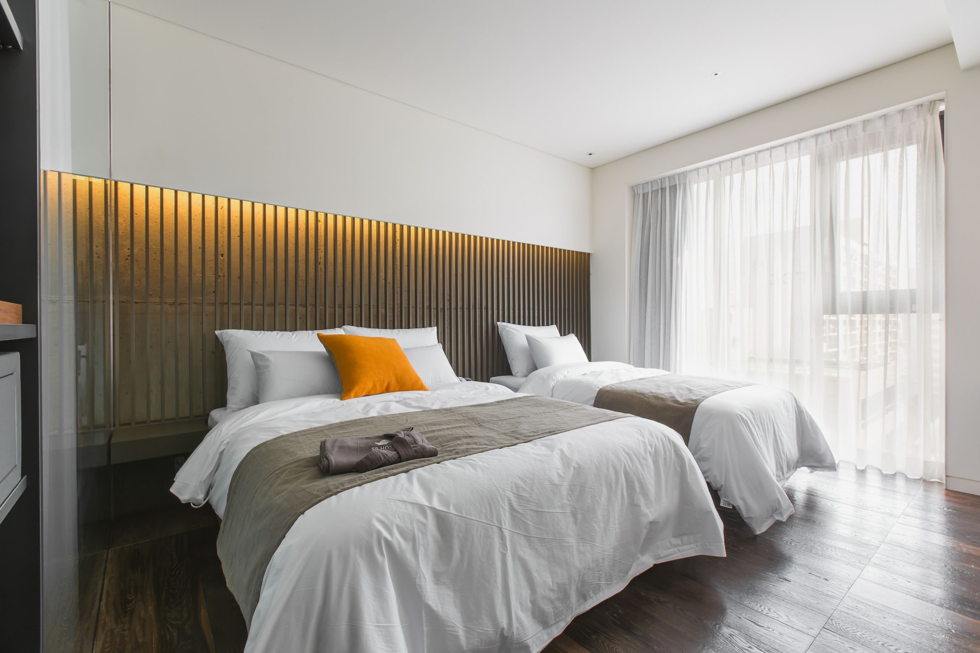 DELUXE, TWIN BEDS