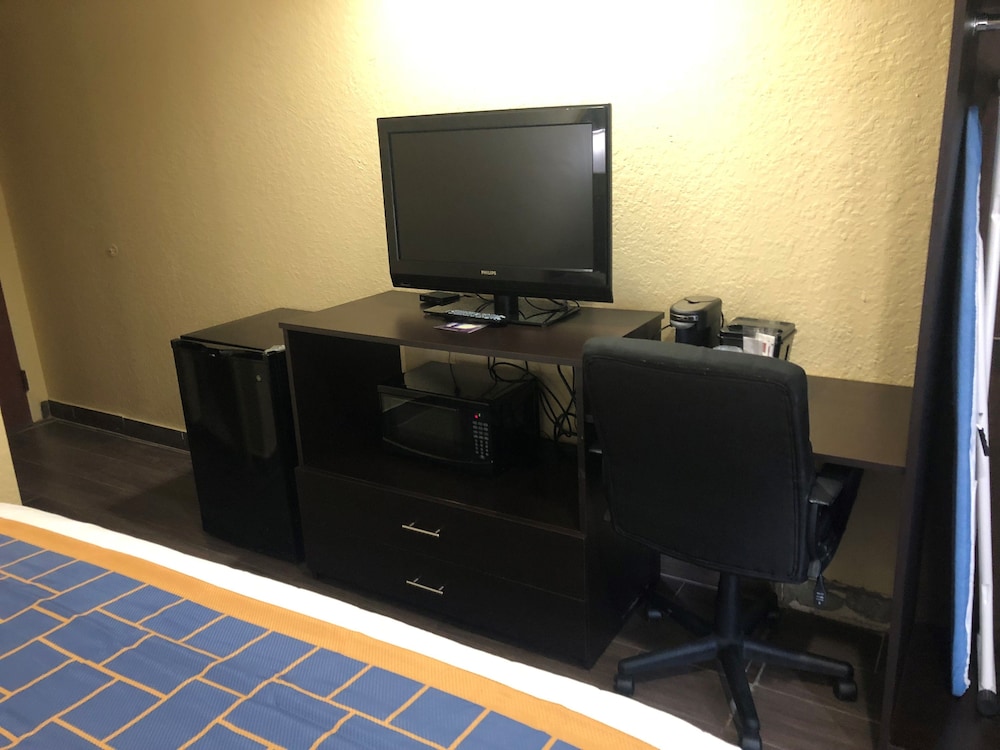 Days Inn And Suites By Wyndham Tampa Raymond James Stadium 44/51