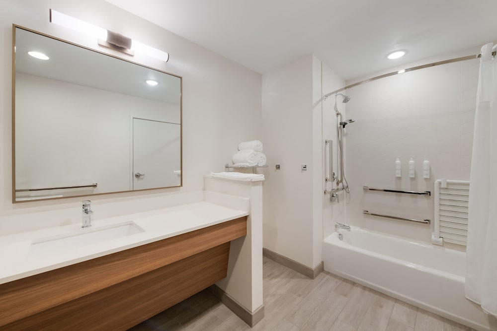 Fairfield Inn & Suites by Marriott Virginia Beach Town Center 20/20