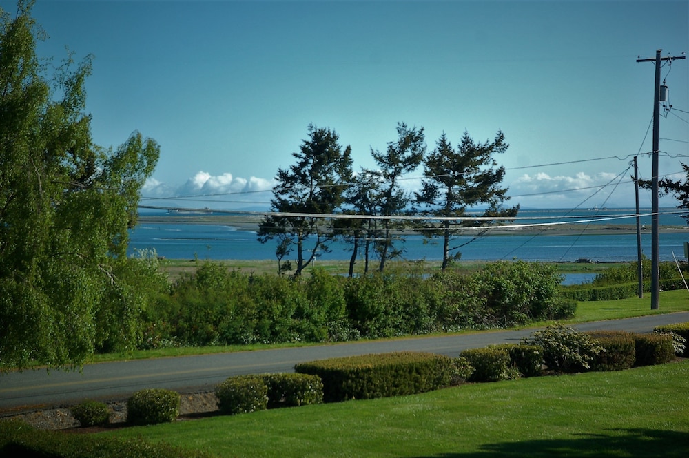 GreenHouse Inn by the Bay 55/62
