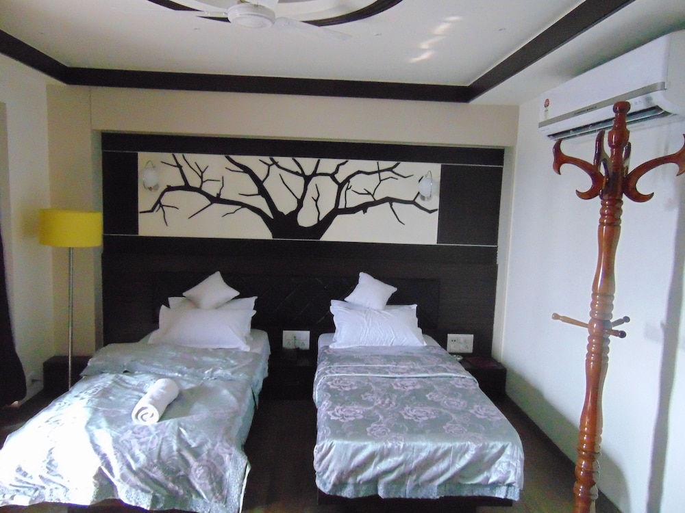 Hotel Grandpragati 14/28