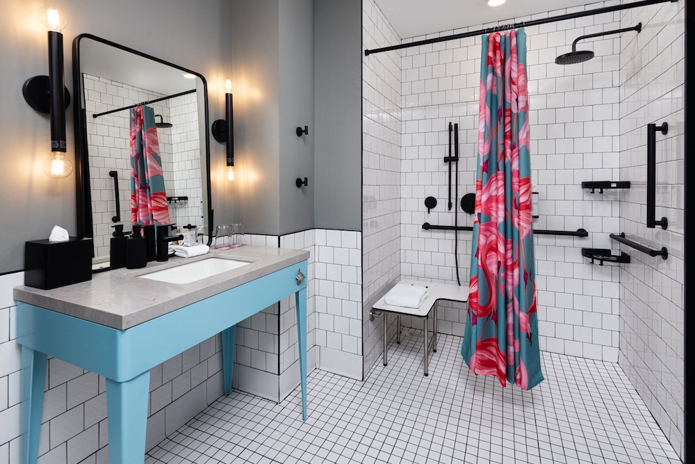 جناح بسرير كوين لذوي الإعاقة، Moxy Madison Downtown 2/2