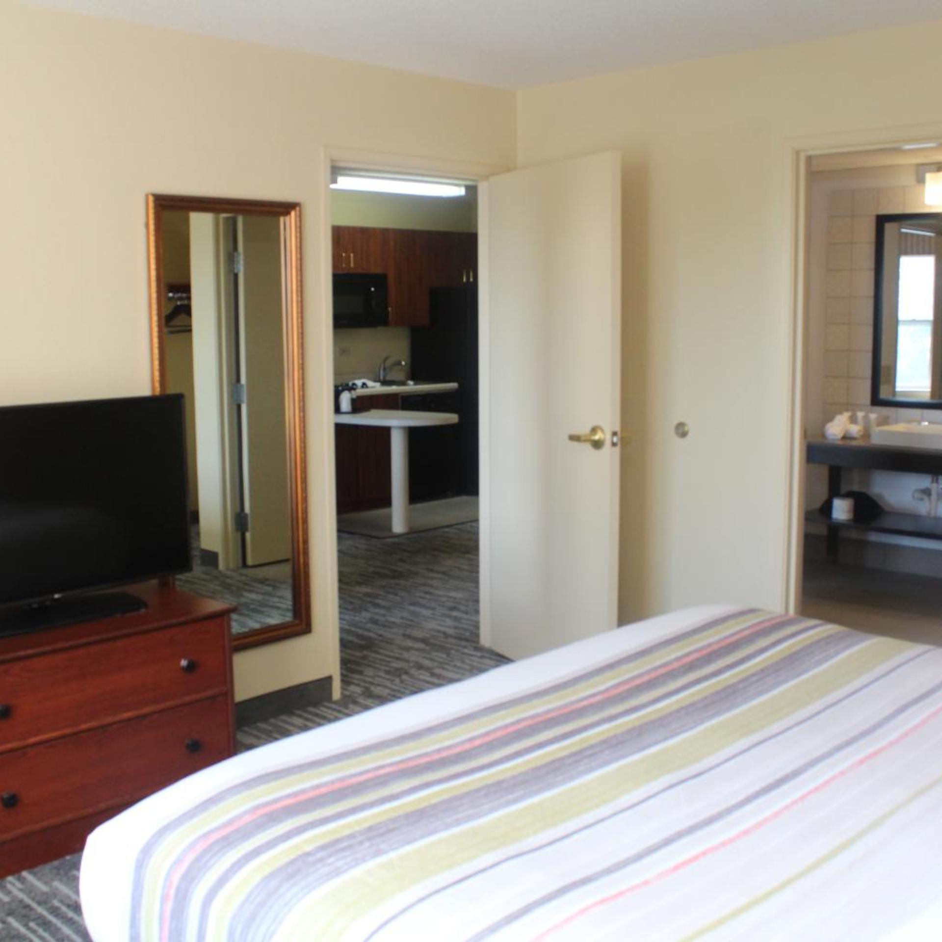 1 Bedroom, Suite, King Bed, Accessible, Country Inn & Suites by Radisson, Crystal Lake, IL 4/8