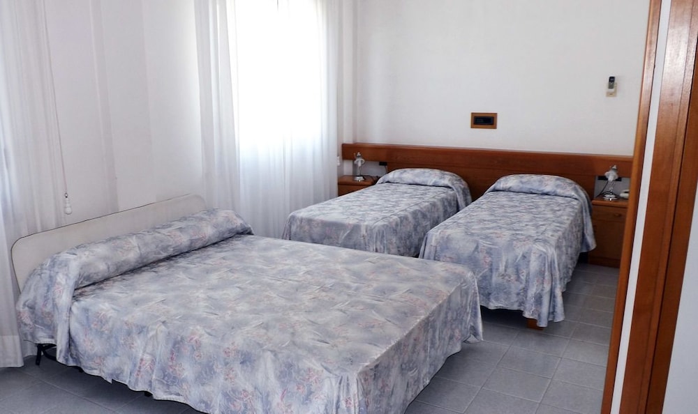 Room, Quadruple, Queen and Twin Beds
