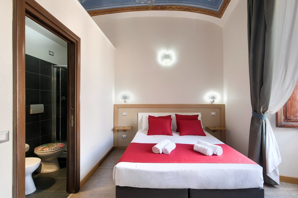 ROOM, DOUBLE OR TWIN BED