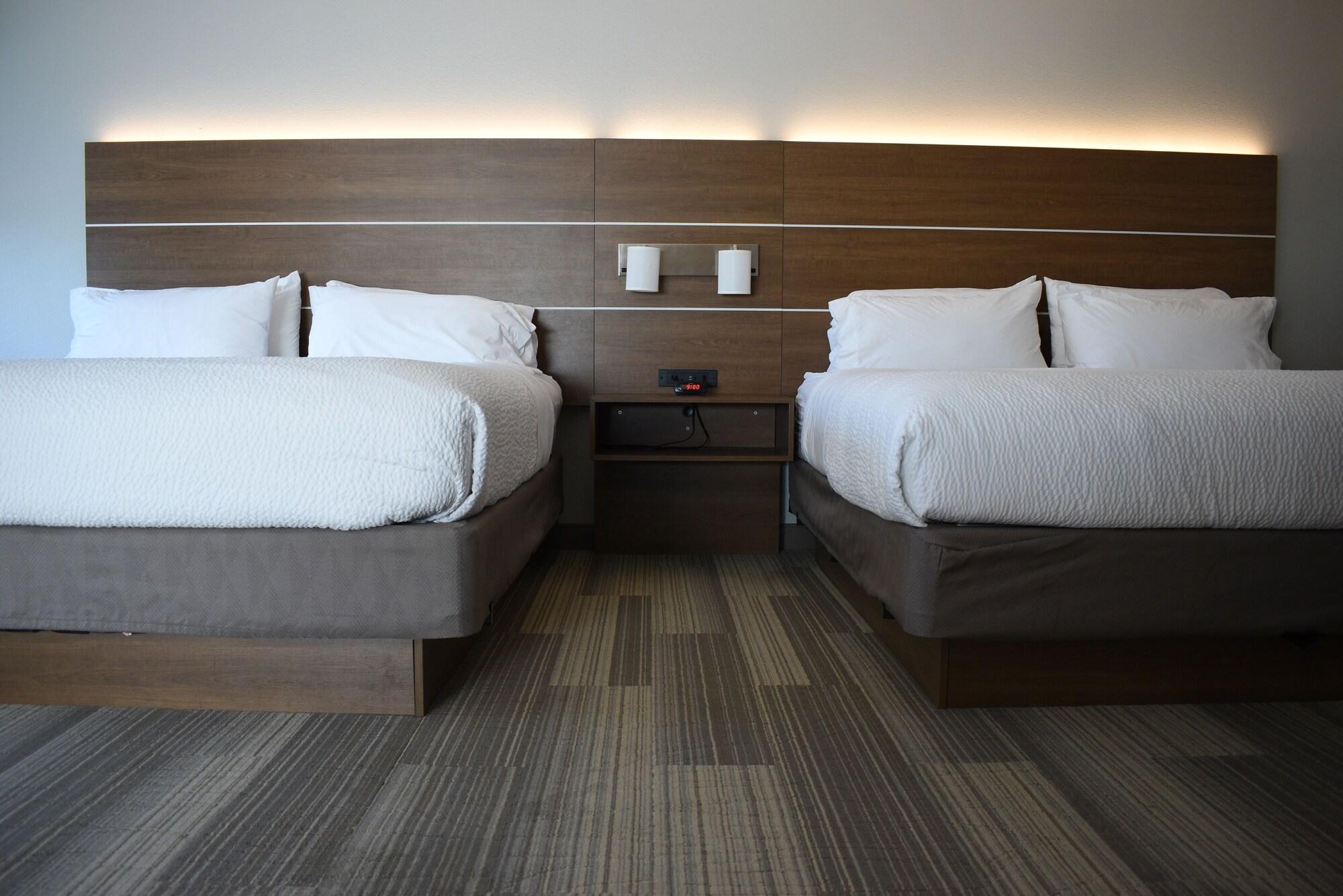 suite, multiple beds