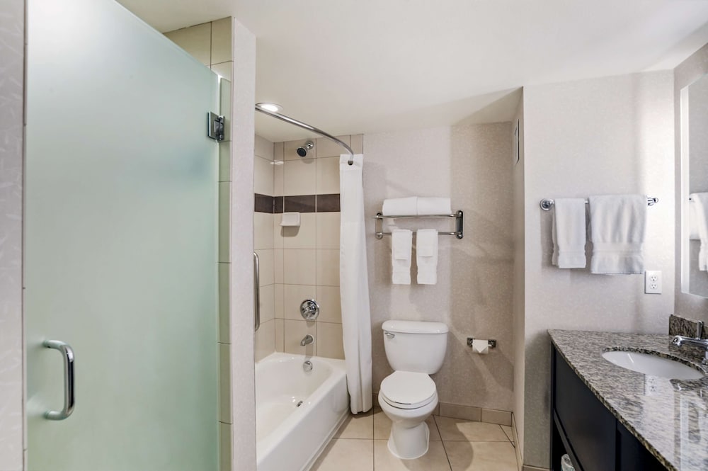 غرفة قياسية بسرير كينج مع أريكة، Best Western Plus Marina Gateway Hotel 5/5