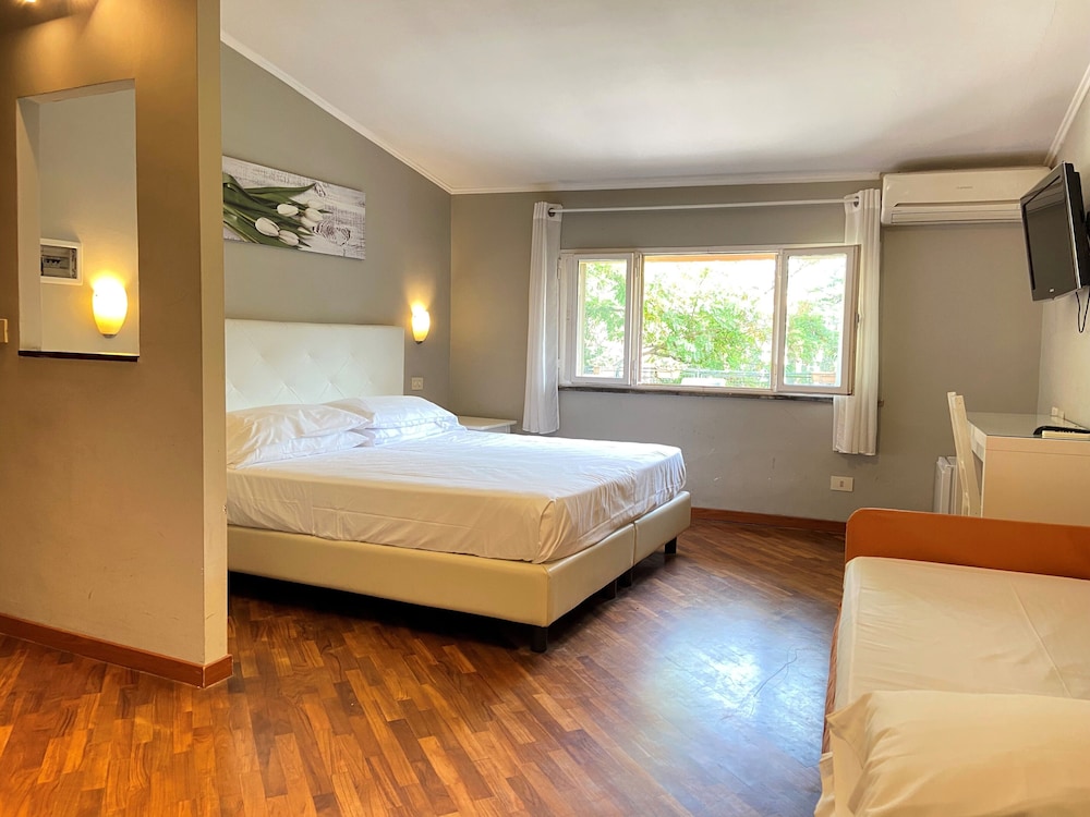 1 BEDROOM, STANDARD, TRIPLE